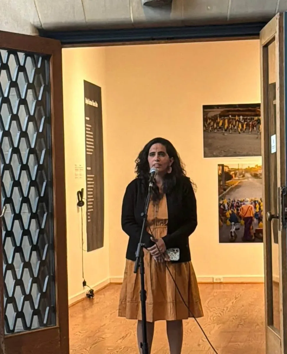 Anamely Ramos presentando la exposición