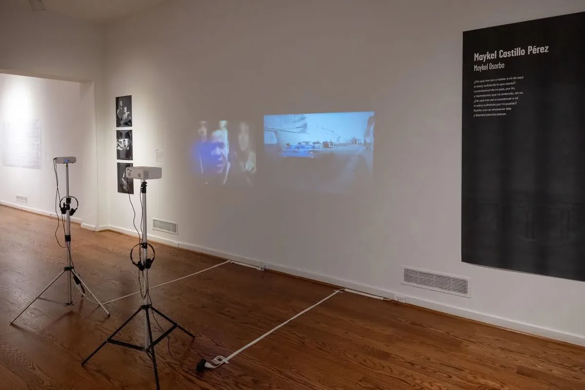 Vista de los videos de Maykel Osorbo en sala