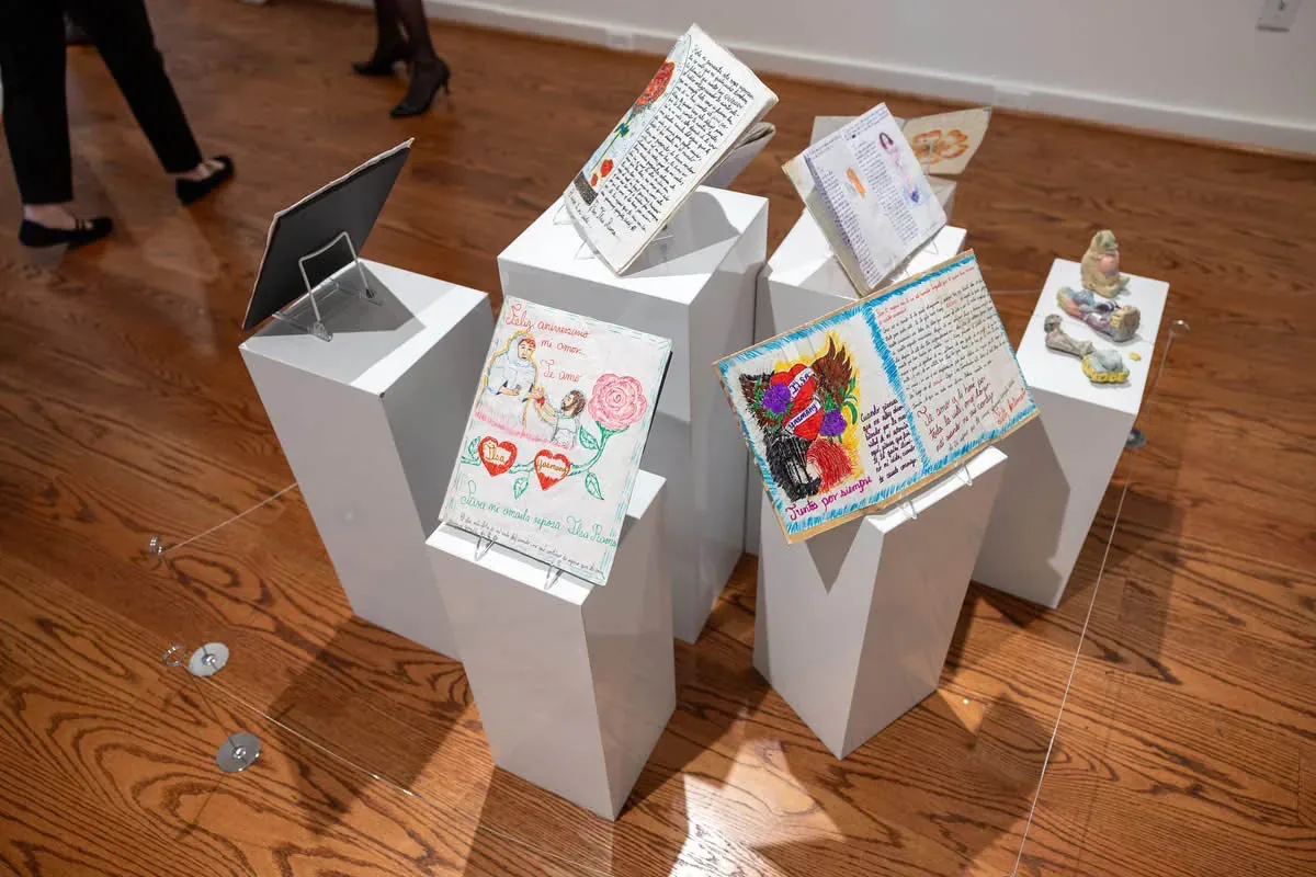 Cuadernos y esculturas de Yasmany González instalados
